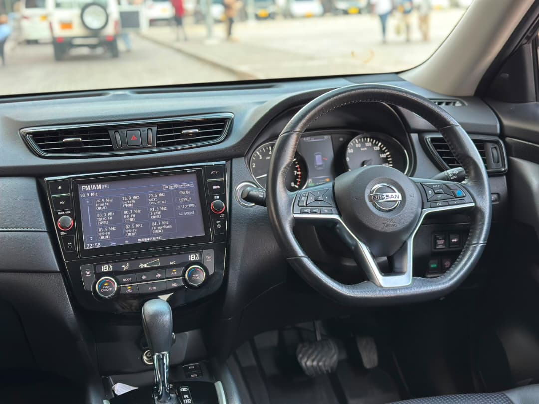 NISSAN X-TRAIL thumbnail 4